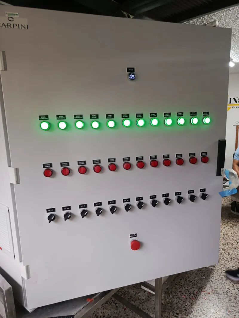 Panel de control frontal con botones de Corte, Sin Fin y Banda Transportadora